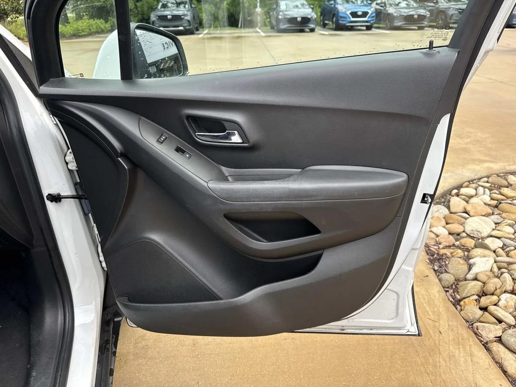 Used 2017 White Chevrolet LT image 13