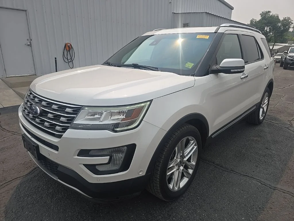 Used 2016 White Platinum Clearcoat Metallic Ford Limited image 2