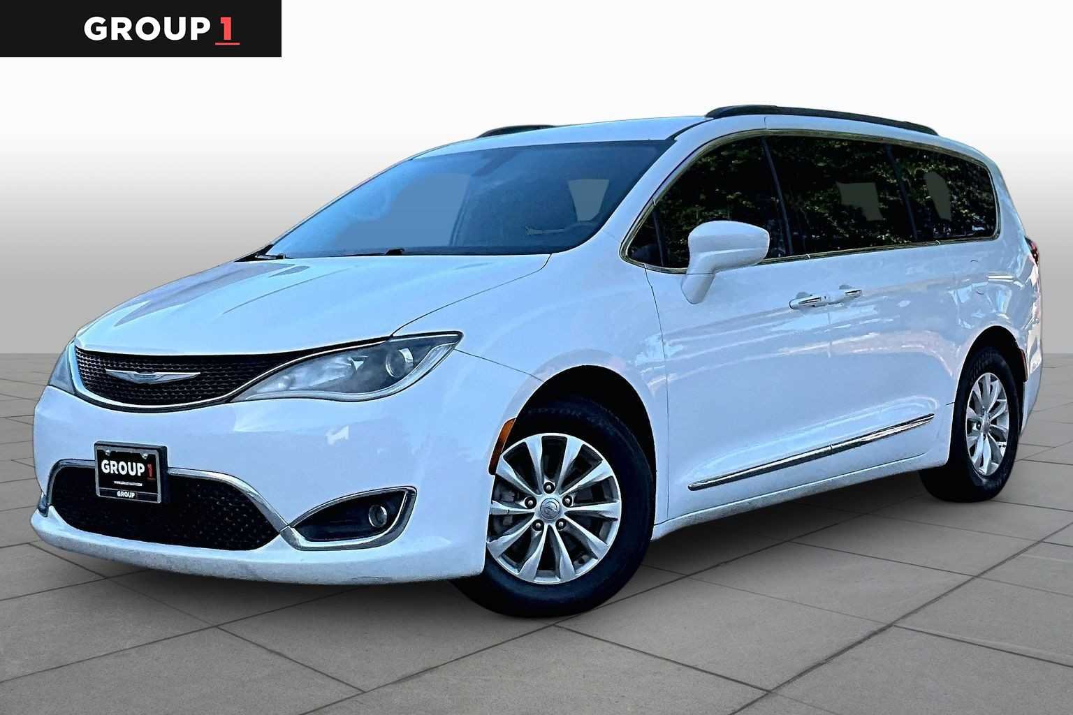 2017 Chrysler Pacifica Touring-L's photo