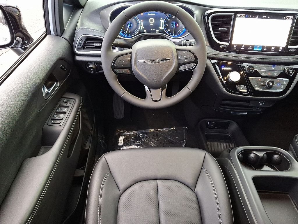 New 2026 Silver Mist Clear-Coat Exterior Paint Chrysler Select image 9