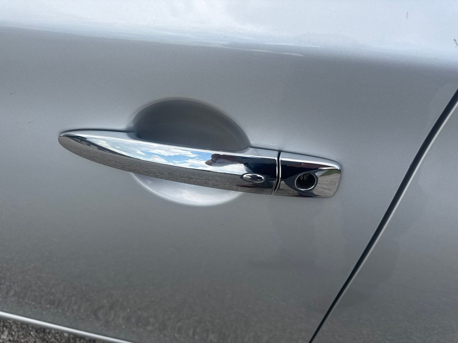 Used 2015 Silver Nissan SV image 9