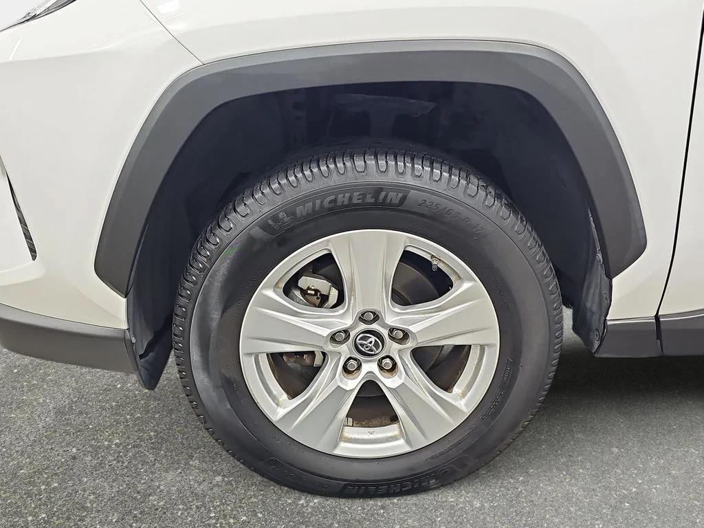 Used 2019 White Toyota XLE image 34