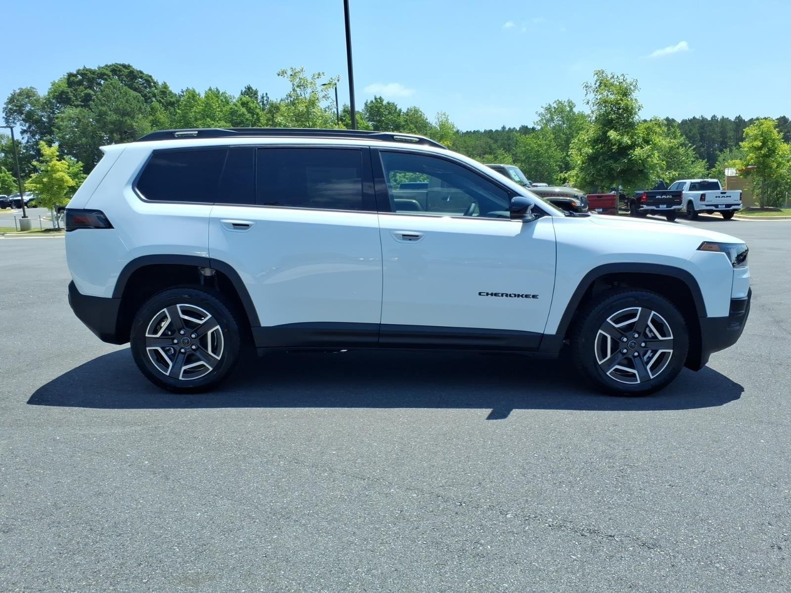 New 2026 Bright White Clear-Coat Exterior Paint Jeep Limited image 3