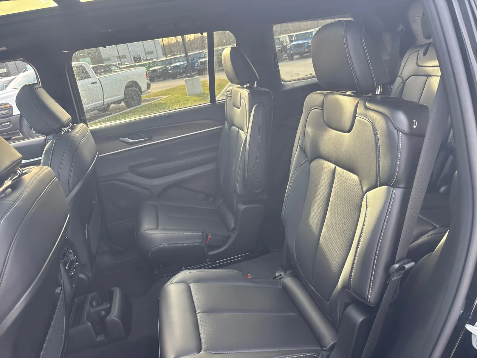 New 2025 Diamond Black Crystal Pearlcoat Jeep Limited image 12