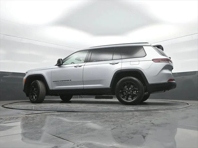 New 2026 Silver Zynith Exterior Paint Jeep Laredo image 31
