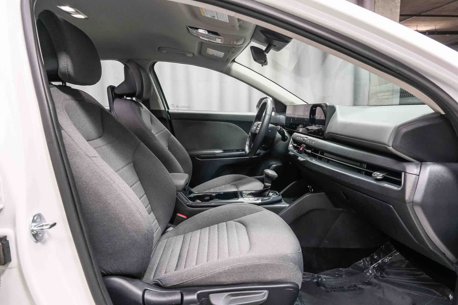 Used 2025 Snow White Pearl Kia EX image 19