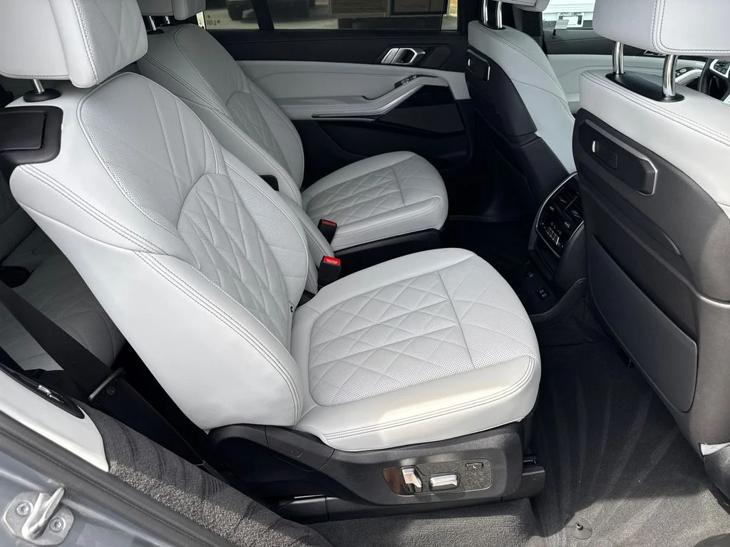 Used 2023 Gray BMW xDrive40i image 16