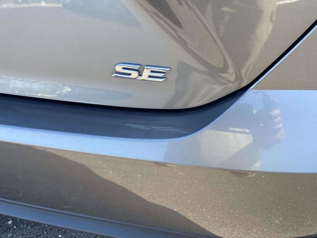 Used 2025  Toyota SE image 3
