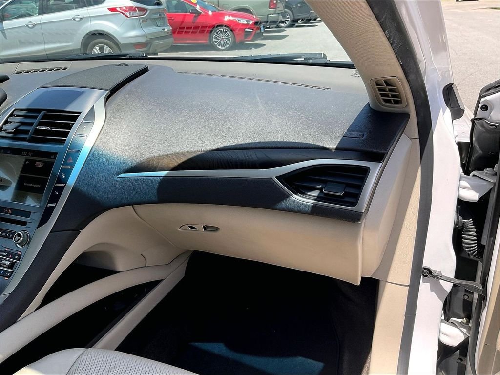 Used 2017 White Lincoln Reserve image 13