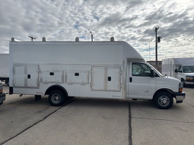 New 2025 Summit White Chevrolet 2WT image 4
