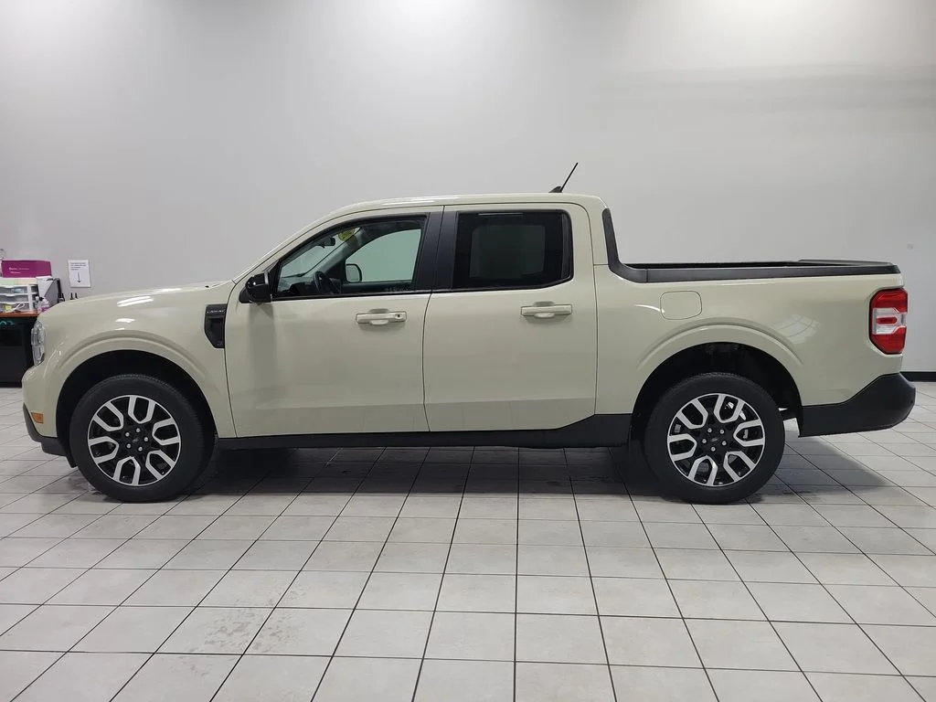 Used 2024  Ford Lariat image 9