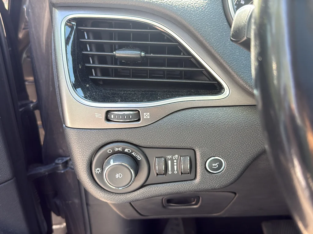 Used 2019 Gray Jeep Limited image 24
