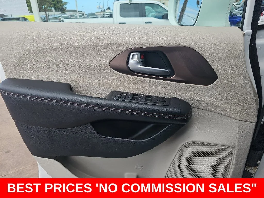 Used 2018 White Chrysler Touring L image 27