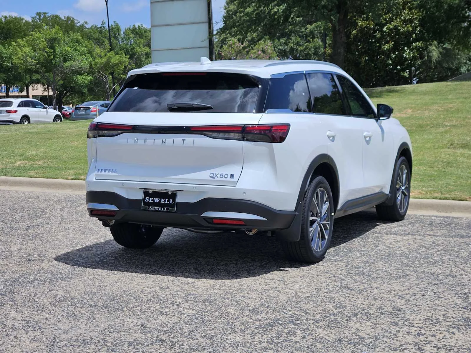 New 2027 RADIANT WHITE INFINITI Luxe AWD image 4