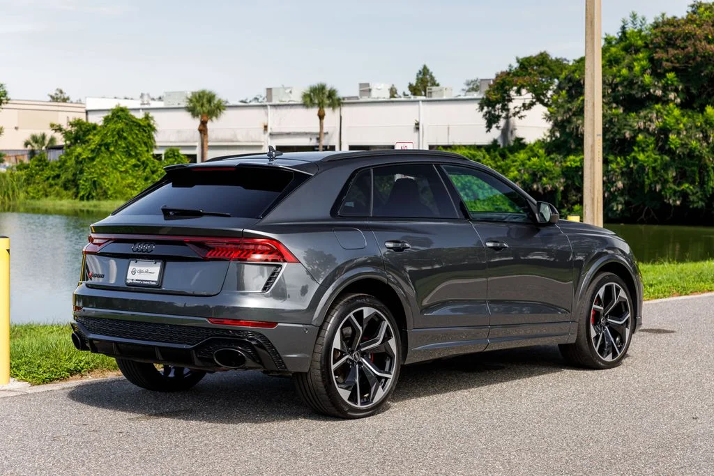 Used 2023  Audi 4.0T image 3