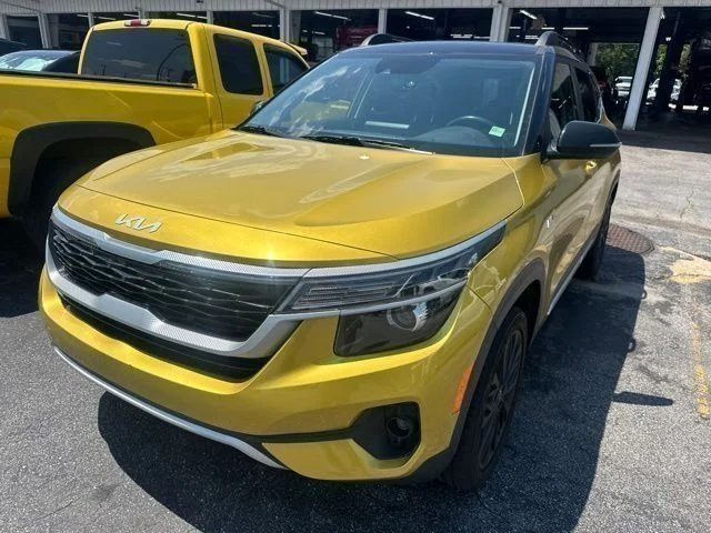 Used 2023 Yellow Kia Nightfall image 4