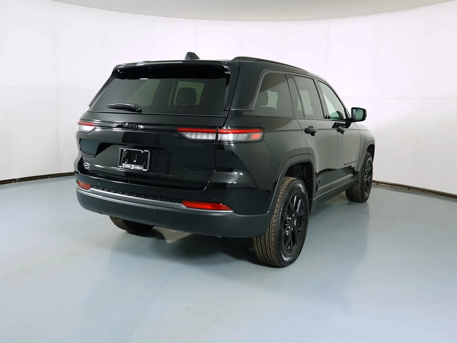 New 2026 Diamond Black Crystal Pearl-Coat Exterior Paint Jeep Laredo Altitude image 3