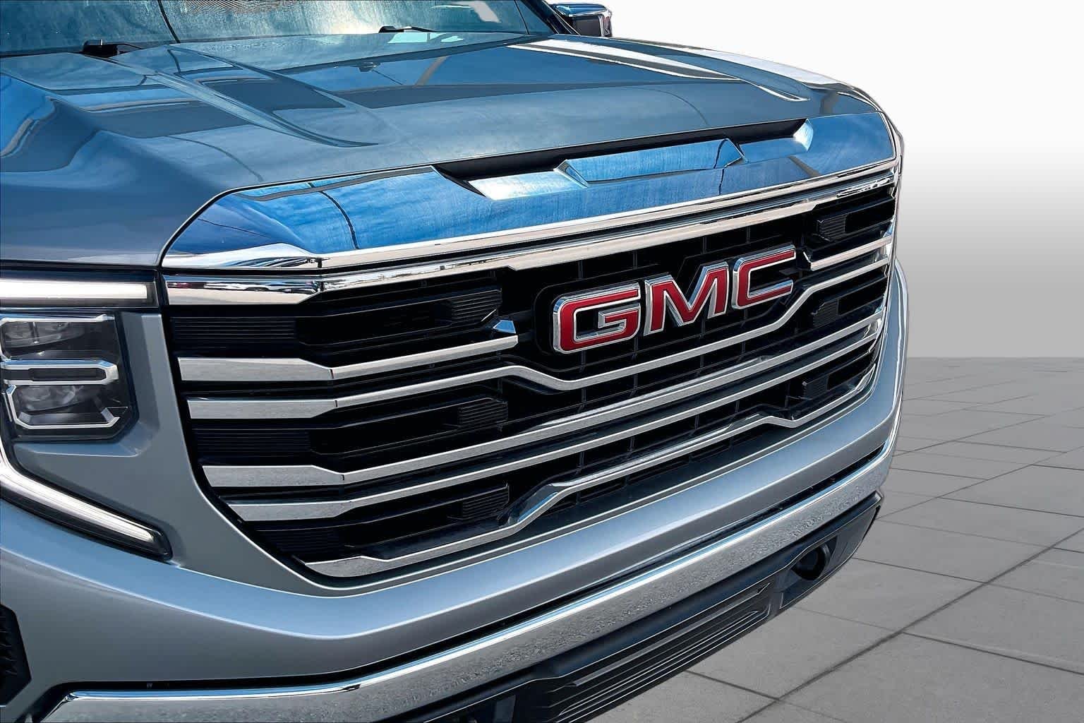 Used 2023 Sterling Metallic GMC SLT image 31