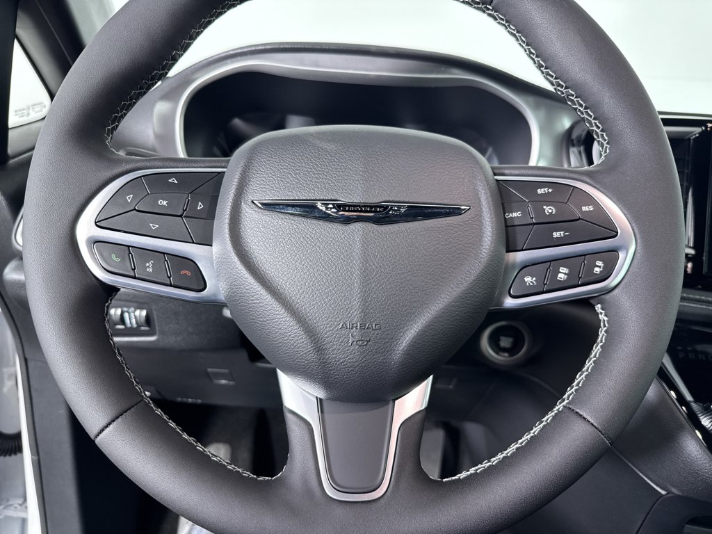 New 2026 Bright White Clear-Coat Exterior Paint Chrysler Select image 25