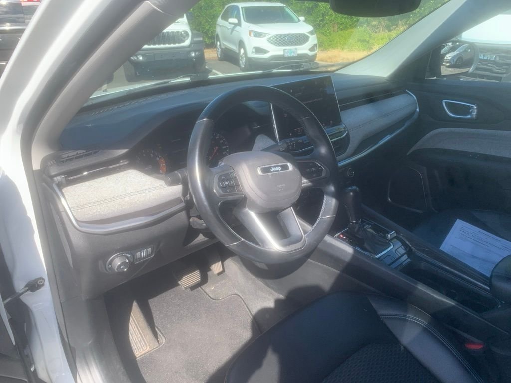 Used 2022 Bright White Clearcoat Jeep Latitude image 10