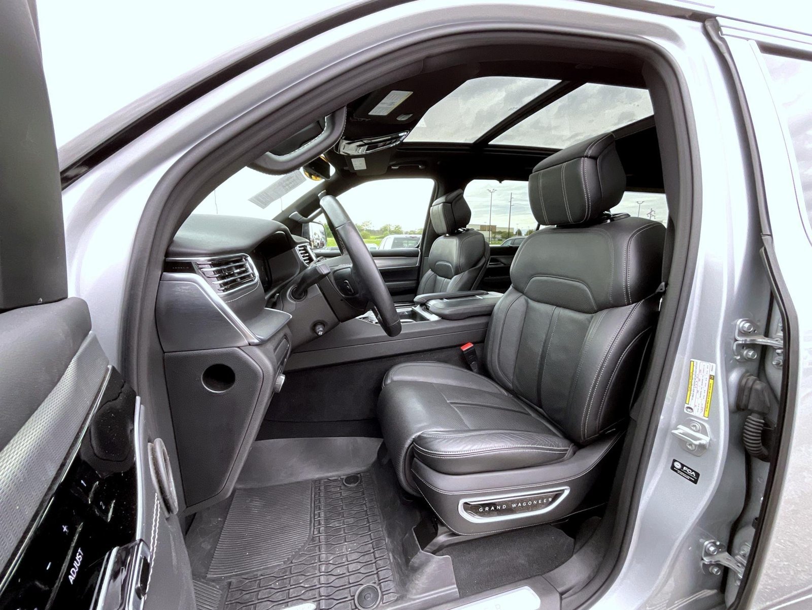 Used 2023 Silver Jeep Base image 10