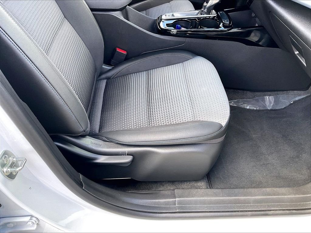 Used 2025 White Chevrolet LT image 35