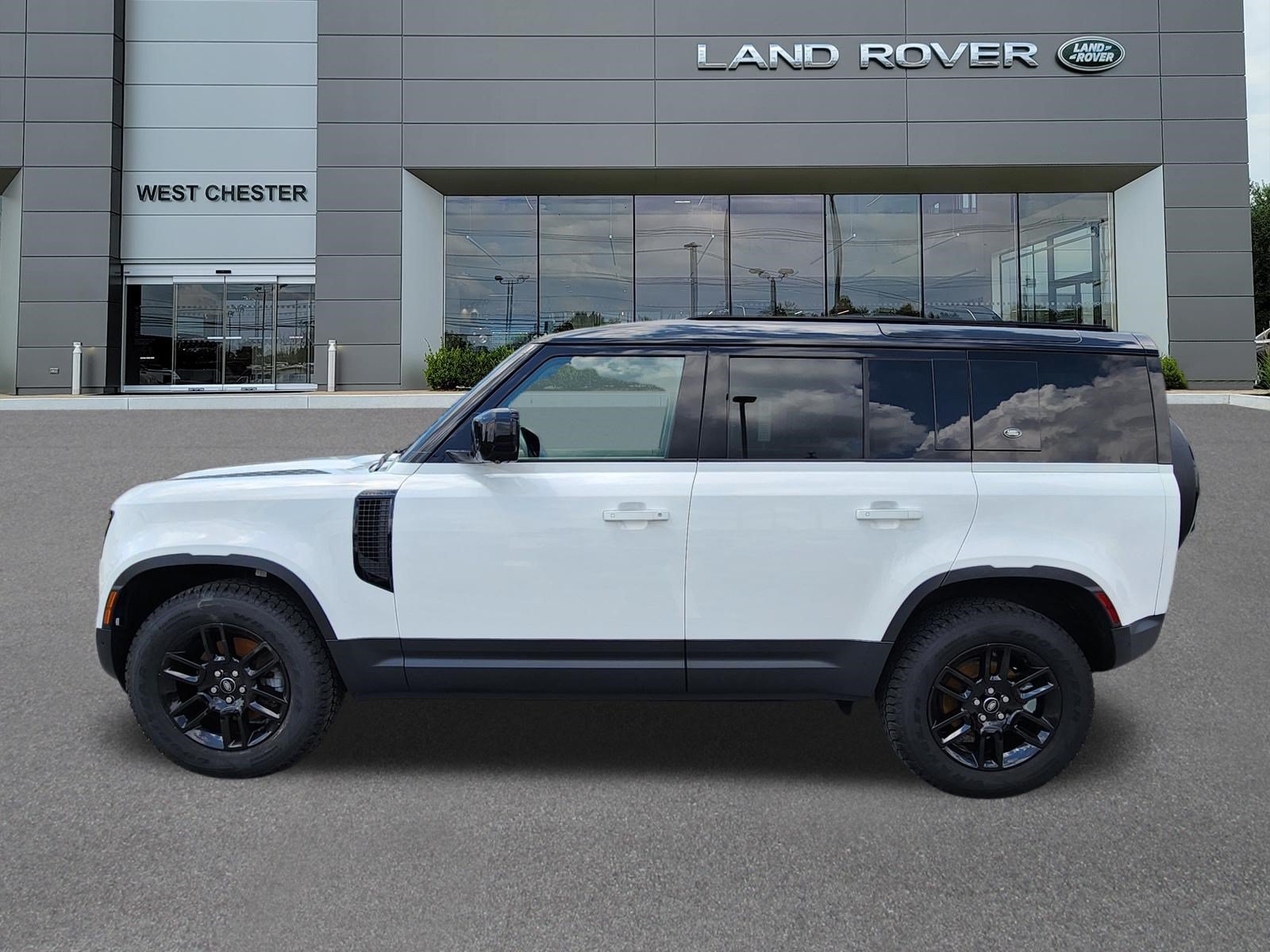 Certified Used 2024 Fuji White Land Rover S image 5