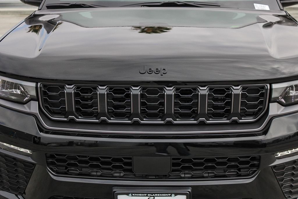 New 2026 Diamond Black Crystal Pearlcoat Jeep Limited image 6