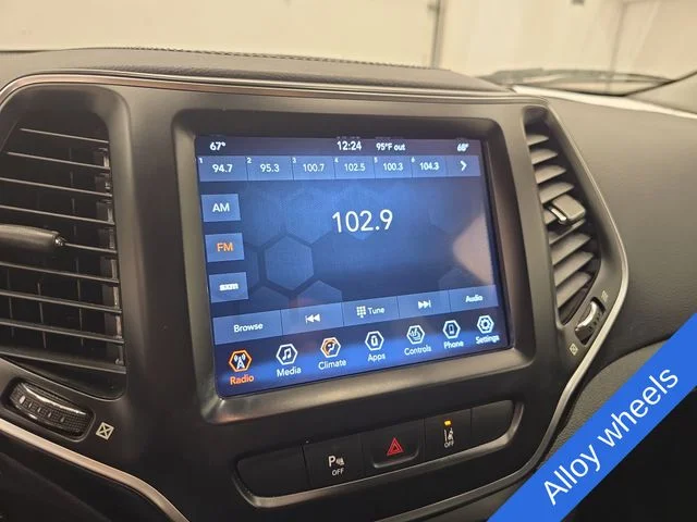 Used 2021 Bright White Clearcoat Jeep Latitude Lux image 21