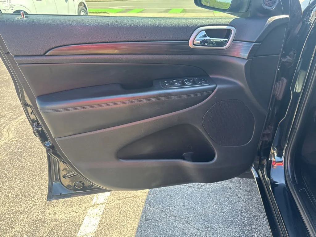 Certified Used 2019 Diamond Black Jeep Altitude image 12