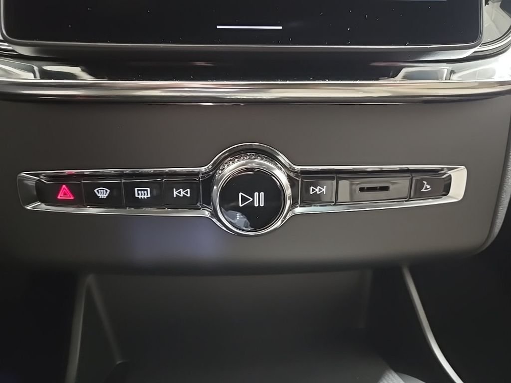 2026 Volvo XC90 Plus - Photo 17