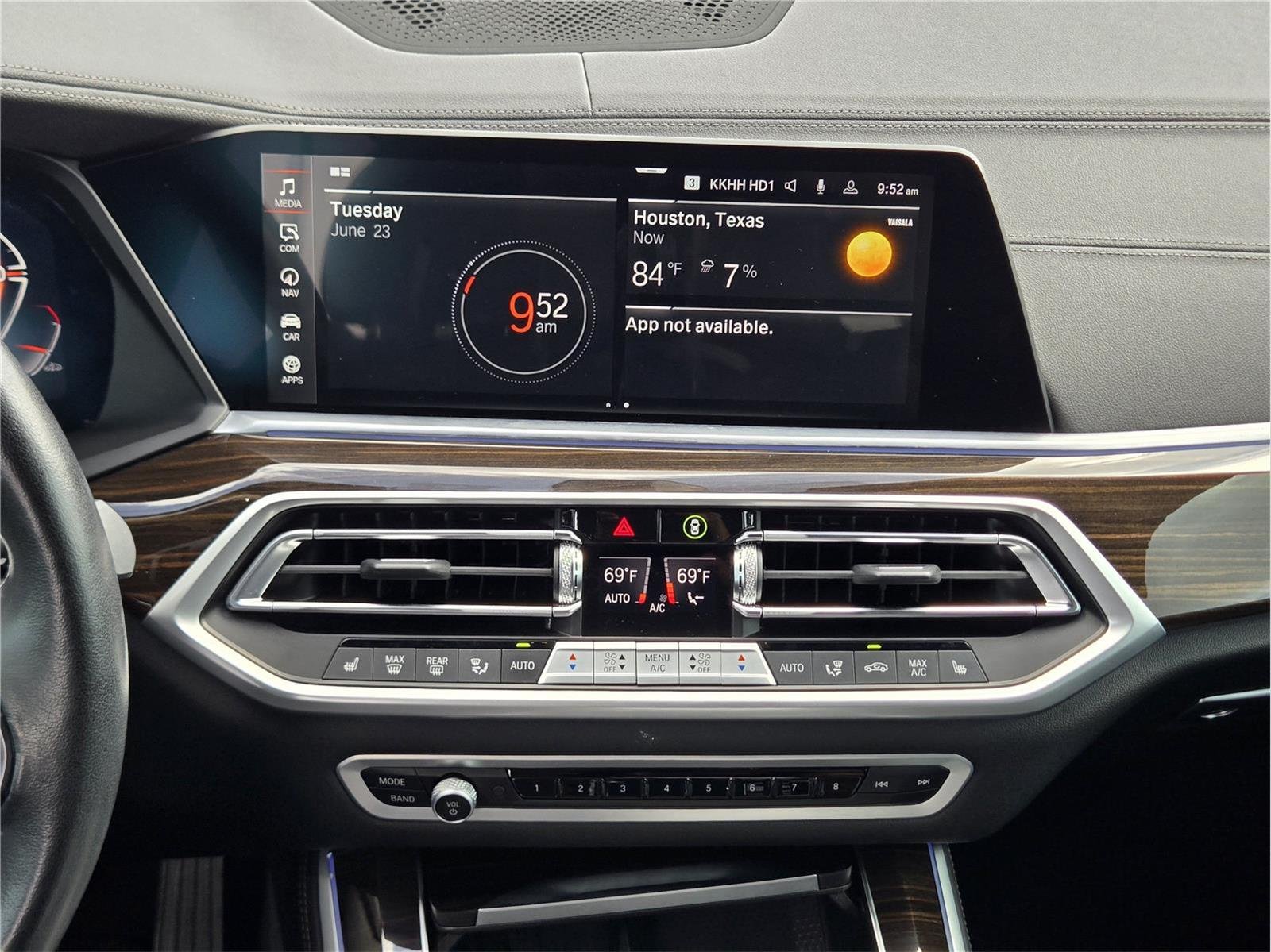 Used 2023 Mineral White Metallic BMW xDrive40i image 26