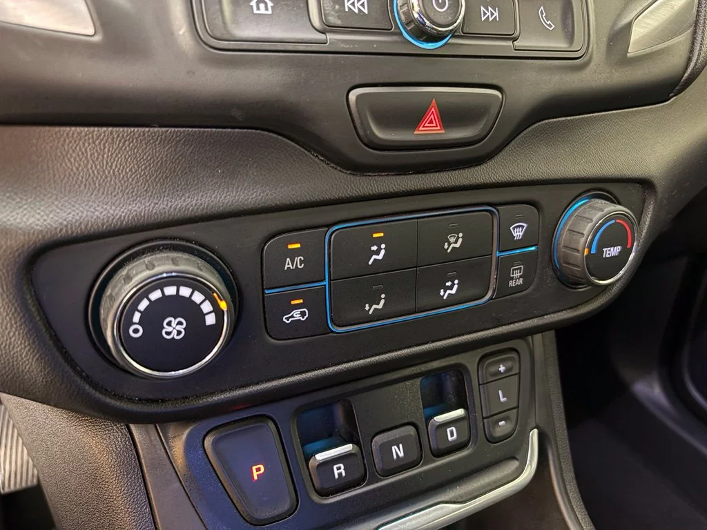 Used 2021 White GMC SLE image 27