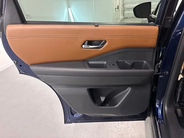 Used 2024 Blue Nissan Platinum image 9