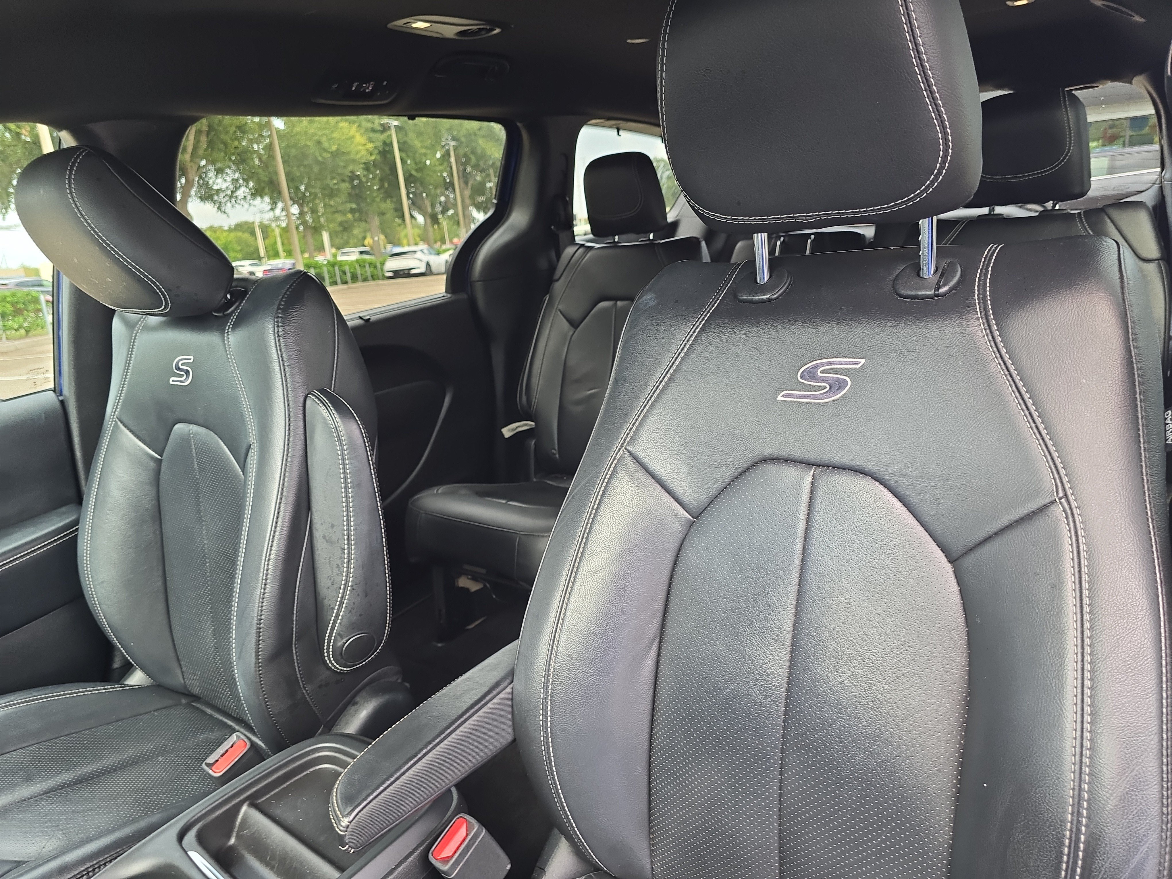 Used 2019 Ocean Blue Metallic Chrysler Touring L image 23