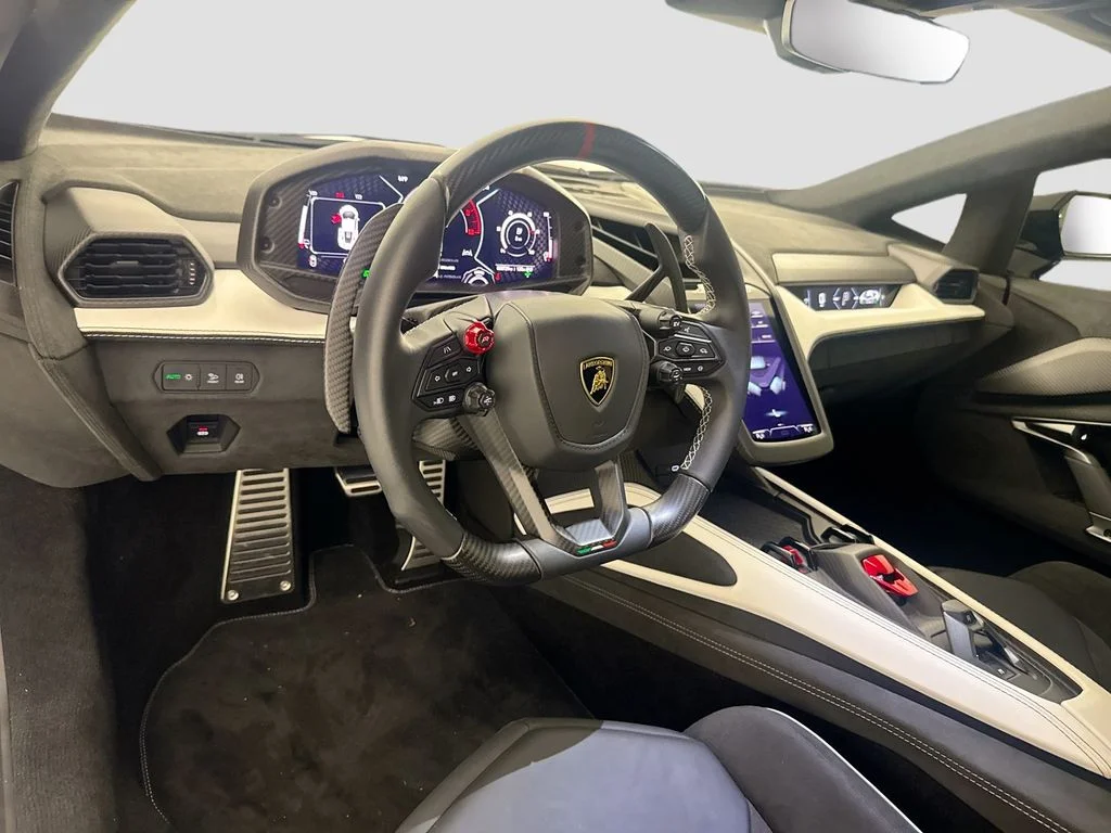 Used 2024  Lamborghini  image 9