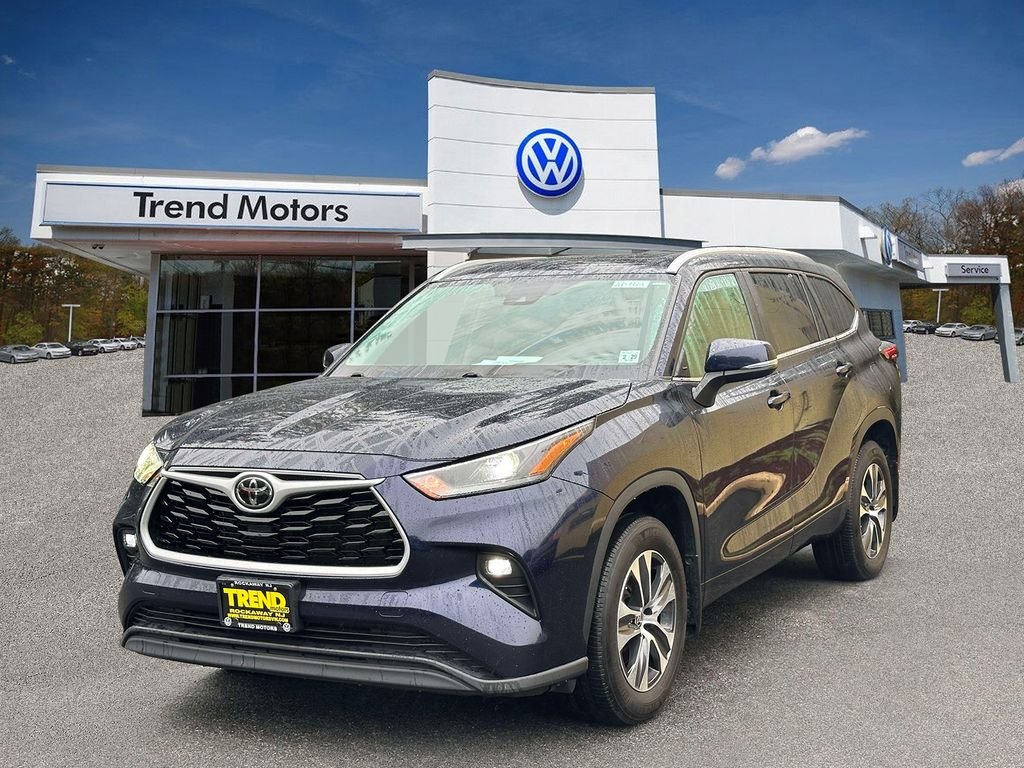 Used 2024  Toyota XLE image 2
