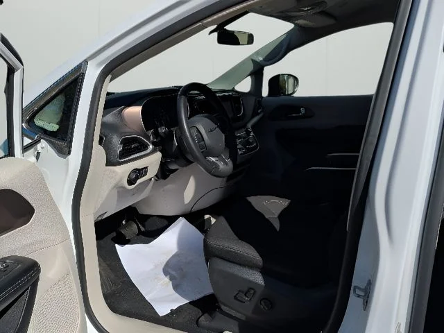 Used 2022 White Chrysler LX image 10