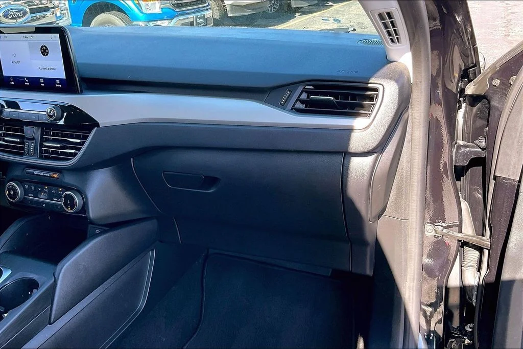 Used 2022 Black Ford SE image 15