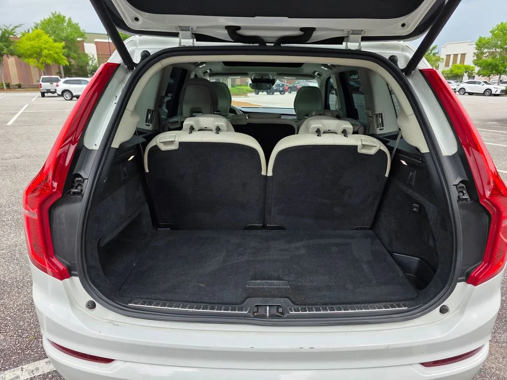 Used 2019 White Volvo T5 Momentum image 36