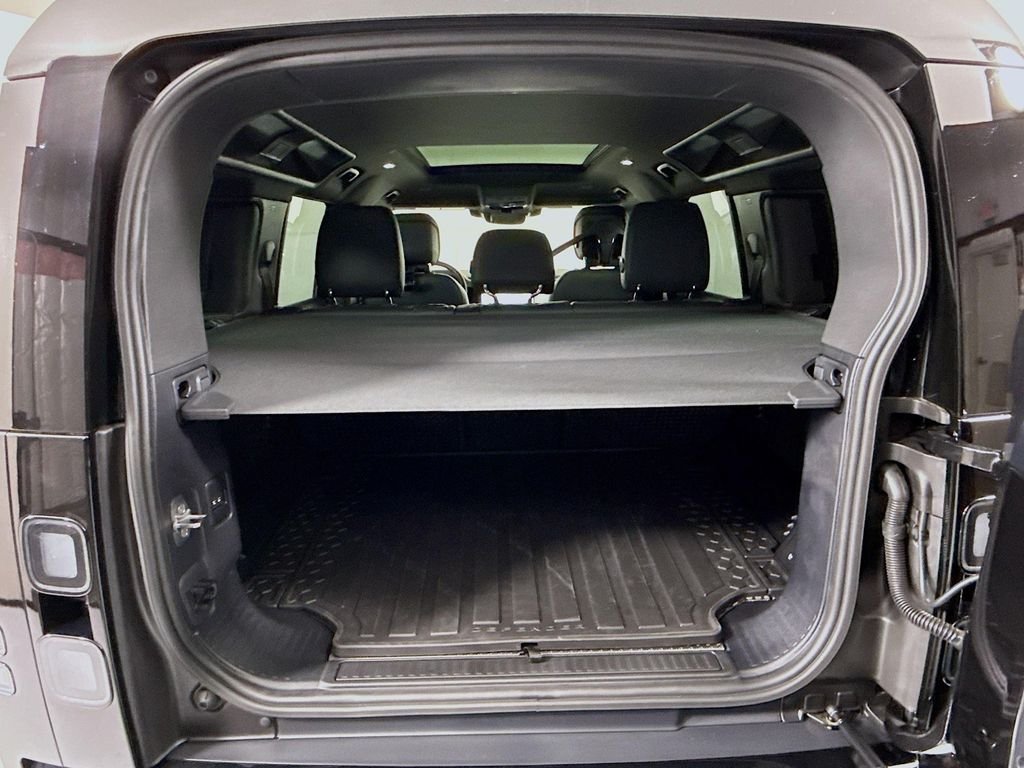 New 2026 Santorini Black Metallic Land Rover X-Dynamic SE image 30