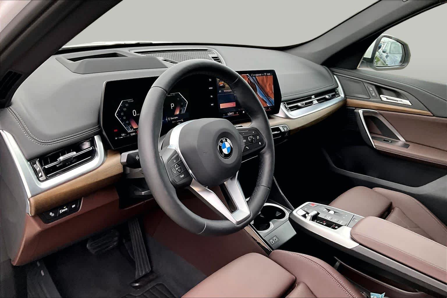 Used 2025 Mineral White Metallic BMW xDrive28i image 17