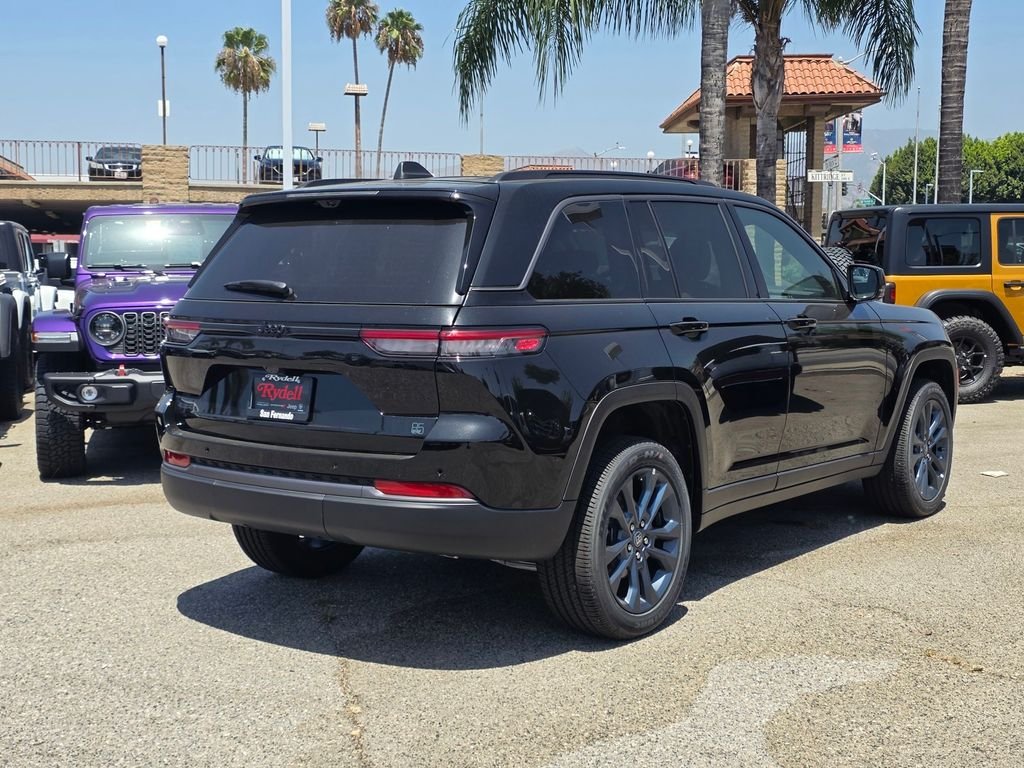 New 2026 Diamond Black Crystal Pearl-Coat Exterior Paint Jeep Limited image 4