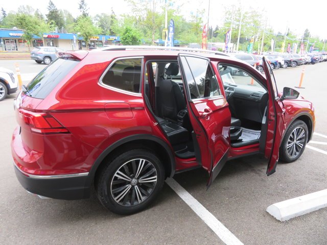 Used 2019 Cardinal Red Metallic Volkswagen SEL Premium image 9