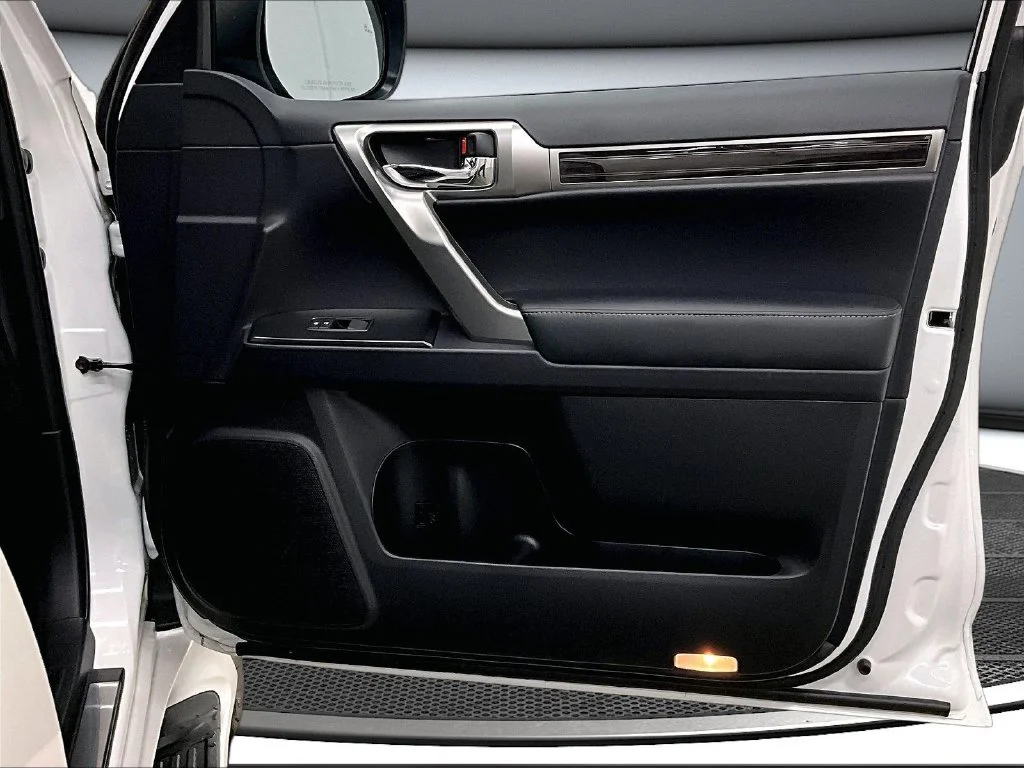Used 2023 White Lexus 460 image 29