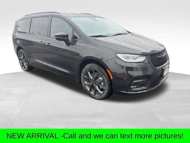 2021 Chrysler Pacifica Limited's photo