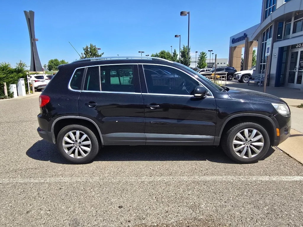 Used 2011 Deep Black Metallic Volkswagen SE 4Motion image 17