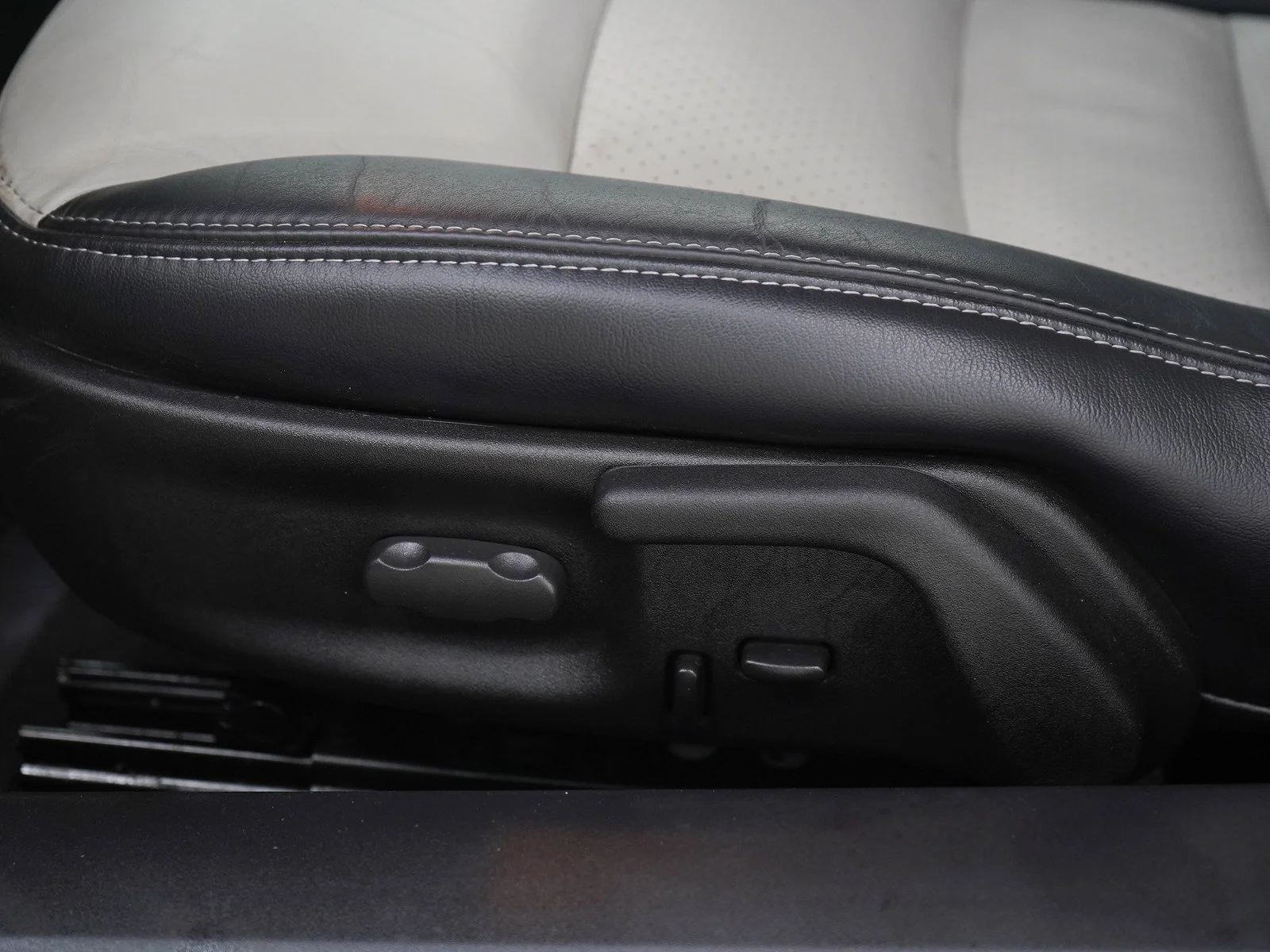 Used 2010 Cyber Gray Metallic Chevrolet Grand Sport image 16