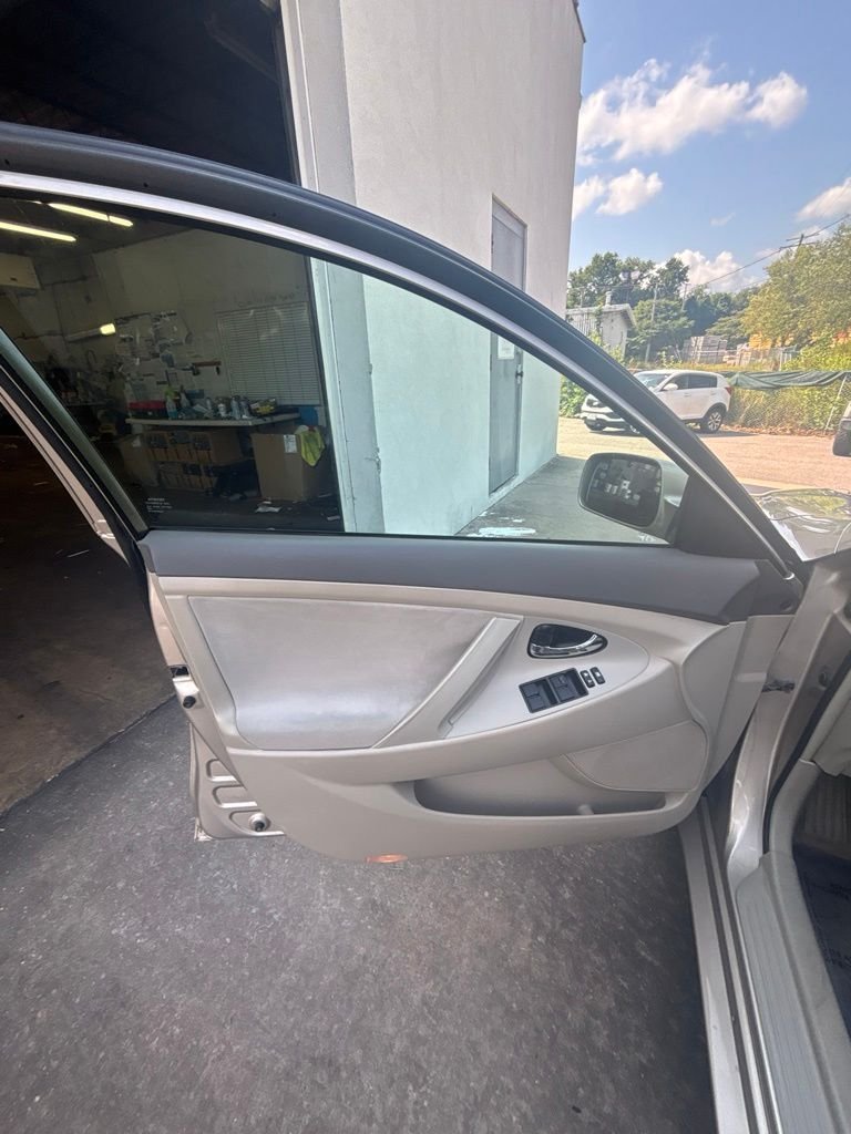 Used 2009 Gold Toyota LE image 10