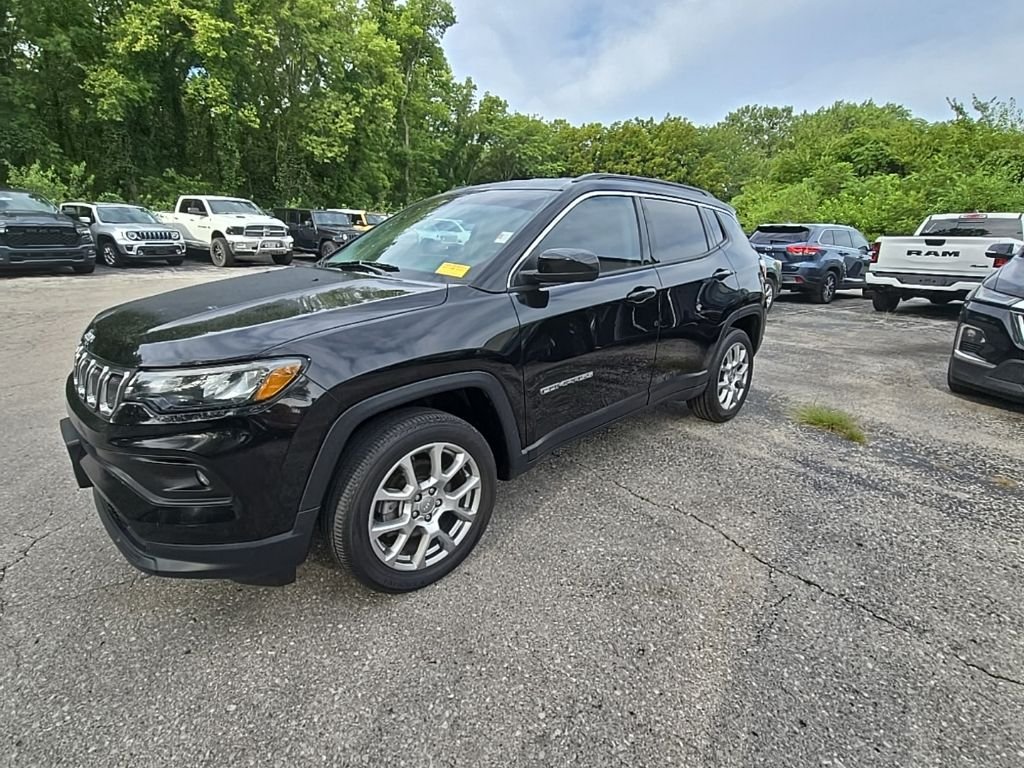 Used 2022 Jeep Compass Latitude Lux with VIN 3C4NJDFB0NT195434 for sale in Kansas City